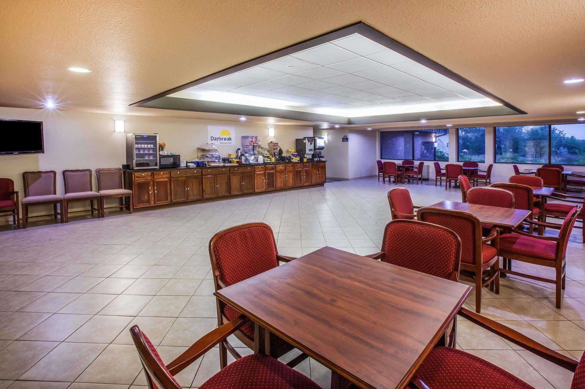 Days Inn By Wyndham Midland Exteriör bild